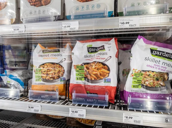 Mill Creek, WA USA - Mayıs 2022: Gardein marka vejetaryen ve vejetaryen gıdalarını bir kasaba ve ülke marketinin dondurucu bölümünde satılığa çıkarın