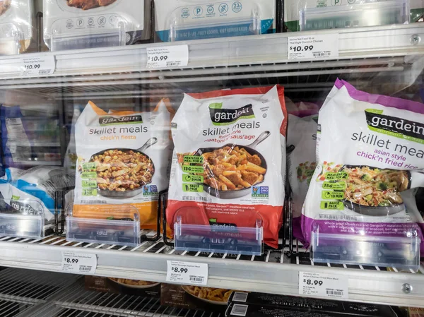 Mill Creek, WA USA - Mayıs 2022: Gardein marka vejetaryen ve vejetaryen gıdalarını bir kasaba ve ülke marketinin dondurucu bölümünde satılığa çıkarın.