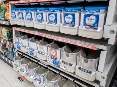 Lynnwood, WA USA - Mayıs 2022: Bir QFC marketinde bebek maması kıtlığı sırasında çıplak rafların açılı görünümü.