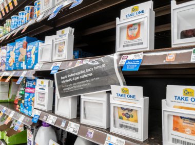 Lynnwood, WA USA - Mayıs 2022: Bir QFC marketinde bebek maması kıtlığı sırasında çıplak rafların açılı görünümü.