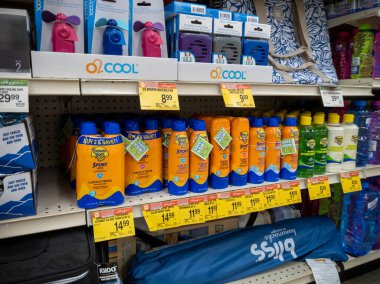 Woodinville, WA USA - Mayıs 2022: Bir Haggen marketinde satılık güneş kremi ve diğer çeşitli yaz ürünlerine bakış açısı.
