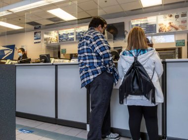 Mill Creek, WA USA - Mayıs 2022: Bir postanenin içindeki posta paketlerinin açılı görünümü.