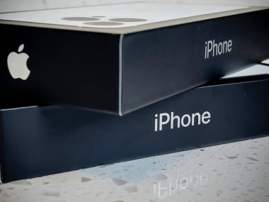 Seattle, WA USA - Mayıs 2022: Bir evin içindeki mutfak tezgahında iki iPhone 13 Pro kutu görüntüsü