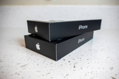 Seattle, WA USA - Mayıs 2022: Bir evin içindeki mutfak tezgahında iki iPhone 13 Pro kutu görüntüsü.