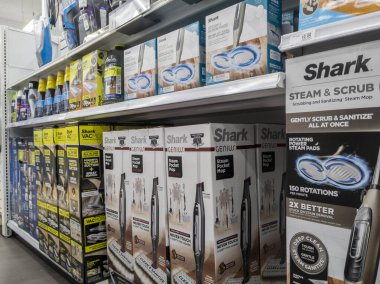 Lynnwood, WA USA - Nisan 2022: Bir Bed Bath and Beyond içinde satılık köpekbalığı marka paspasların ve süpürgelerin açılı görünümü.