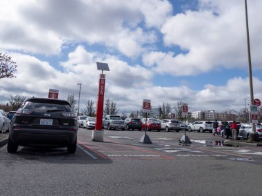 Lynnwood, WA USA - Mart 2022: Hedef perakende ve bakkalda online siparişler için park manzarası