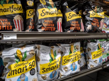 Mill Creek, WA USA - Mayıs 2022: Smartfood marka patlamış mısırın bir kasaba ve ülke marketinin cips reyonunda satışa sunulduğu açılı görüş