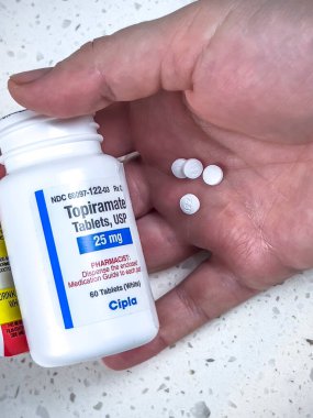 Seattle, WA USA - Mayıs 2022: Topiramate ilaç şişesinin açılı görüntüsü