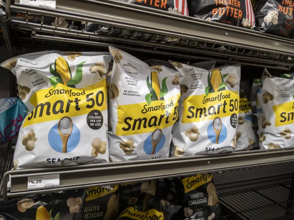 Mill Creek, WA USA - Mayıs 2022: Smartfood marka patlamış mısırın bir kasaba ve ülke marketinin cips reyonunda satışa sunulduğu açılı görüş.
