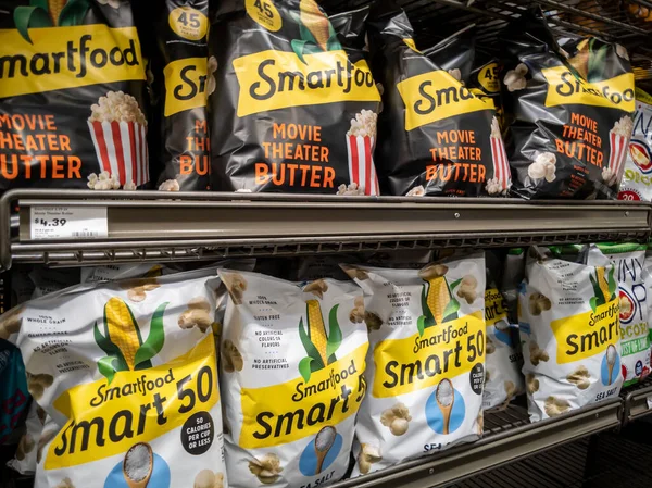 Mill Creek, WA USA - Mayıs 2022: Smartfood marka patlamış mısırın bir kasaba ve ülke marketinin cips reyonunda satışa sunulduğu açılı görüş