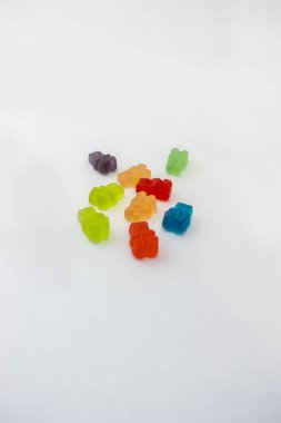 Renkli CBD seti beyaz arka planda şifa bulmak için kullanılan tıbbi şeker şekerlemeleri.