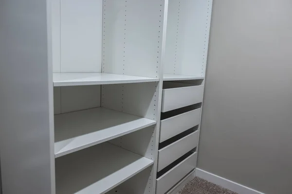 View Tall White Cabinets Drawers Narrow Walk Closet Master Bedroom — Foto de Stock