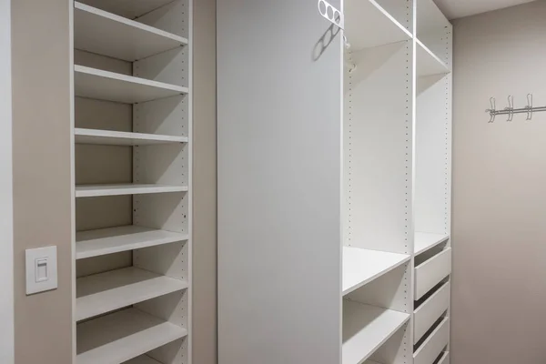 View Tall White Cabinets Drawers Narrow Walk Closet Master Bedroom — Foto de Stock