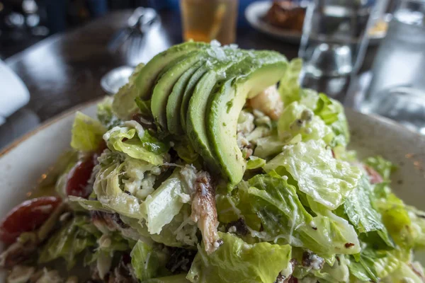 Veduta Granchio Decadente Dungeness Insalata Avocado Piatto Oro Bianco All — Foto Stock