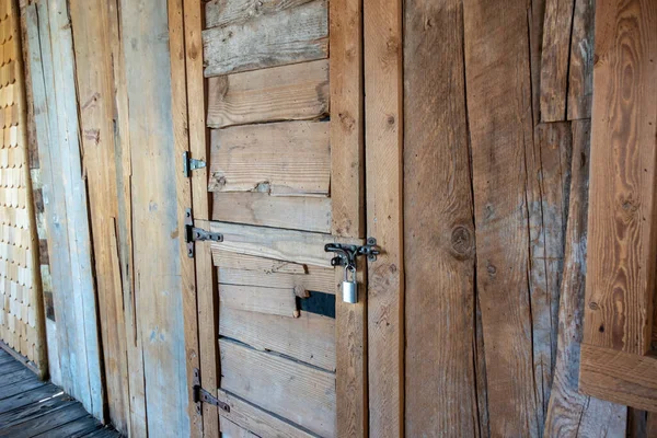 Angled View Rustic Wooden Door Metal Latch Padlock Keeping Secure — Stock Photo, Image