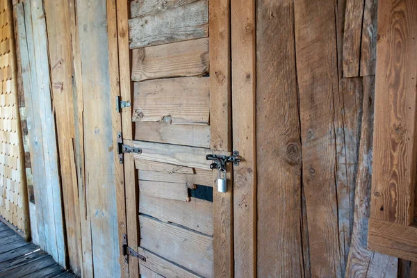 Vista Ángulo Una Puerta Rústica Madera Con Pestillo Metal Candado —  Fotos de Stock