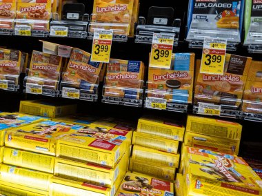 Woodinville, WA USA - Nisan 2022: Haggen Kuzeybatı Taze Marketi 'nde satılık çeşitli Lunchables manzarası.