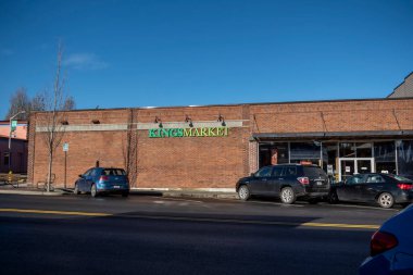 Cuma Limanı, WA USA - Kasım 2021: San Juan Adası 'ndaki Kings Market' in dış görünümü.