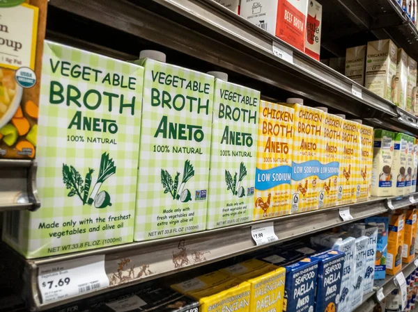 Mill Creek, WA USA - Nisan 2022: Bir kasaba ve ülke bakkalında satılmak üzere kutulanmış stok ve çorbaların seçici odak noktası.