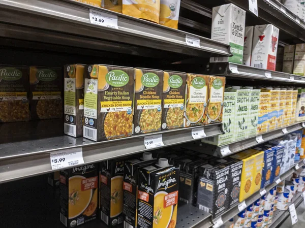 Mill Creek, WA USA - Nisan 2022: Bir kasaba ve ülke bakkalında satılmak üzere kutulanmış stok ve çorbaların seçici odak noktası.