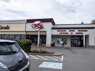 Lynnwood, WA USA - Mayıs 2022: Bir alışveriş merkezinin önündeki Guitar Center mağazasının dış görünüşü.