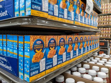 Mill Creek, WA USA - Mayıs 2022: Bir kasaba ve ülke marketinin kapağında Kraft makarna ve peynir kutularının açılı görünümü.