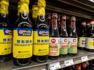 Mill Creek, WA USA - Mayıs 2022: Bir kasaba ve taşra bakkalında satılacak soya ve temari soslarına odaklı olarak.