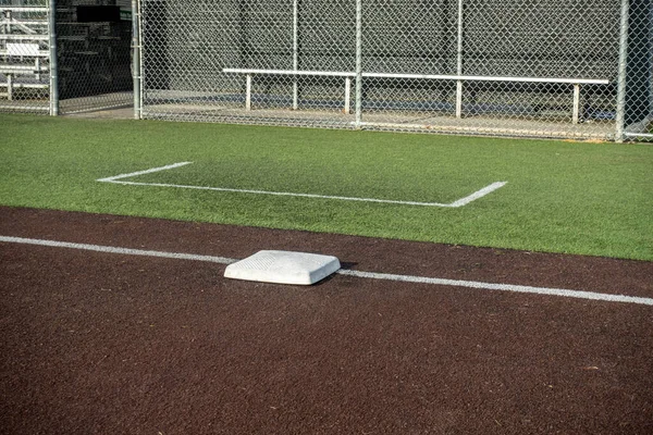 Angewinkelte Ansicht Einer Weißen Basis Auf Einem Baseballfeld Mit Dem — Stockfoto