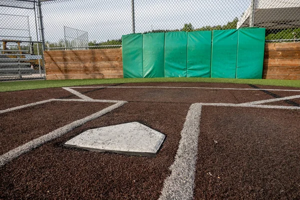 Parlak Güneşli Bir Günde Geniş Boş Bir Beyzbol Sahasının Açılı — Stok fotoğraf