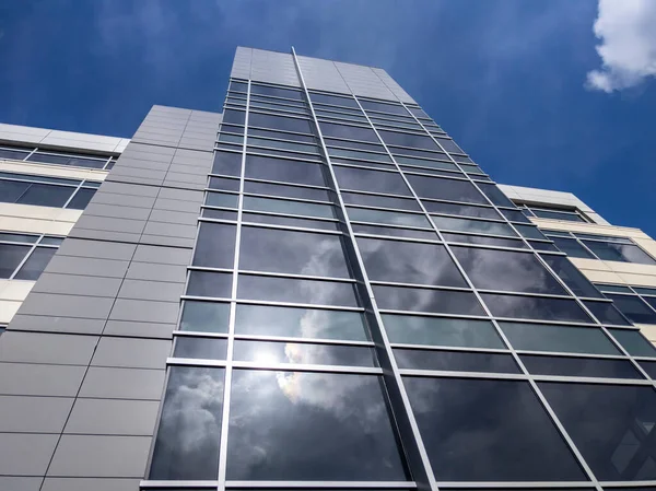 Low Angle View Tall Office Building Bright Sunny Day Wispy — Stock Photo, Image