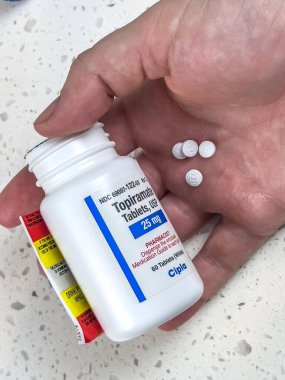 Seattle, WA USA - Mayıs 2022: Topiramate ilaç şişesinin açılı görüntüsü