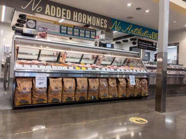 Kirkland, WA USA - Eylül 2021: Whole Foods Market 'teki şarküteri departmanına geniş bir bakış açısı.