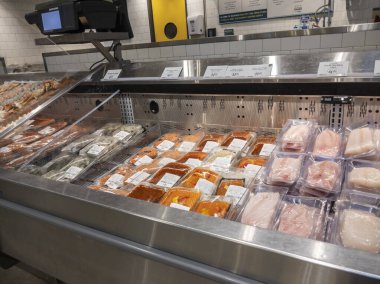 Kirkland, WA USA - Eylül 2021: Whole Foods Market 'teki deniz ürünleri bölümünde satılık balık seçiminin açılı görünümü.