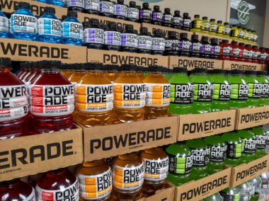 Woodinville, WA USA - Eylül 2021: Bir Haggen marketinin içindeki Powerade spor içeceklerinin geniş bir gösterimine odaklanmış..