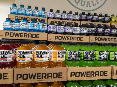 Woodinville, WA USA - Eylül 2021: Bir Haggen marketinin içindeki Powerade spor içeceklerinin geniş bir gösterimine odaklanmış.