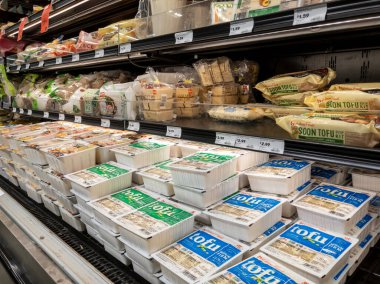 Lynnwood, WA USA - Mart 2022: Bir kasaba ve ülke pazarında satılık tofu paketlerinin açılı görünümü.
