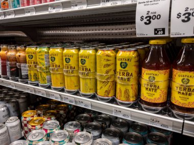 Mill Creek, WA USA - Mayıs 2022: Yerba Mate 'in bir kasaba ve ülke bakkalında satışa sunulmasının açısı.