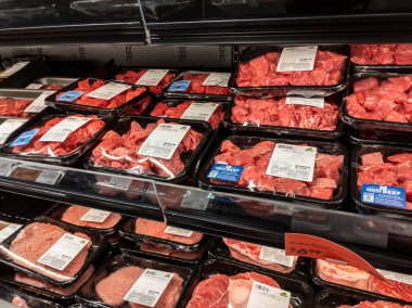 Mill Creek, WA USA - Mayıs 2022: Bir kasaba ve ülke marketinin soğutulmuş bölümünde paketlenmiş güveç etine odaklı, seçici bir bakış açısı