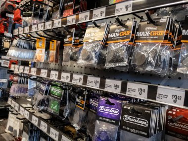 Lynnwood, WA USA - Mayıs 2022: Bir Gitar Merkezi mağazasında satılacak gitar seçimlerine odaklı