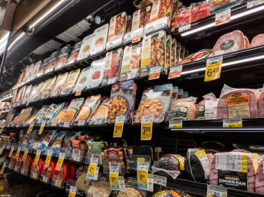 Mill Creek, WA USA - Nisan 2022: Safeway marketinin dondurulmuş et bölümünde yemek yemeye hazır olmanın açılı görünümü.