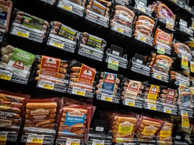 Woodinville, WA USA - Nisan 2022: Haggen 'deki bir markette satılık sosisli, yumurcak ve diğer sosis çeşitlerinin açılı görünümü.