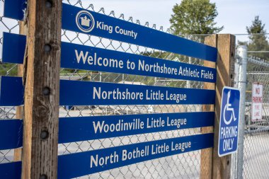 Woodinville, WA USA - Mayıs 2022: Northshore Atletizm Alanlarına giriş tabelasının açısı.