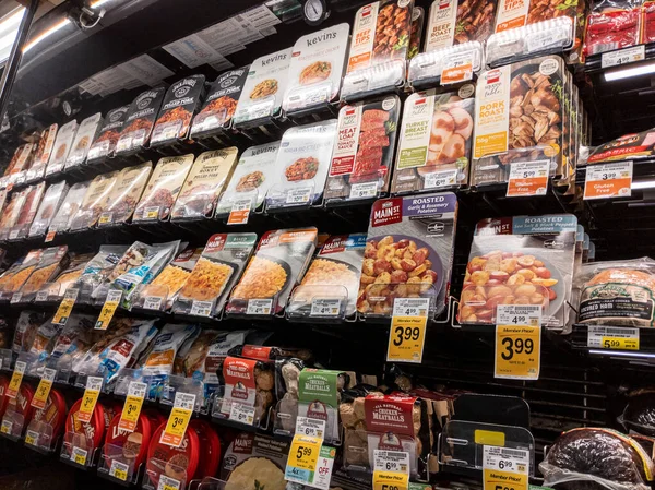 Mill Creek, WA USA - Nisan 2022: Safeway marketinin dondurulmuş et bölümünde yemek yemeye hazır olmanın açılı görünümü.