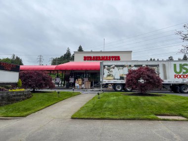 Mill Creek, WA USA - Mayıs 2022: Bir Burgermaster fast food restoranının sokak manzarası.