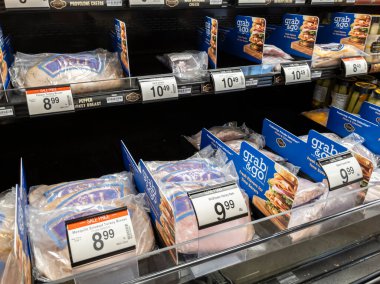 Kirkland, WA USA - Eylül 2021 dolaylarında, Safeway 'de bir markette satılık çeşitli sandviç öğle yemeği eti manzarası.