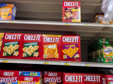 Woodinville, WA USA - Mayıs 2022: Bir Haggen marketinde satılık Cheezit krakerlerinin açılı görüntüsü.