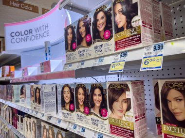 Seattle, WA USA - Mayıs 2022: Rite Aid Eczanesi 'nde satılık bir kutu saç boyasının açılı görüntüsü.