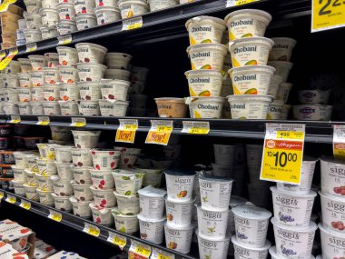 Woodinville, WA USA - Mayıs 2022: Haggen Kuzeybatı Taze Marketi 'nde çeşitli yoğurt satışı.