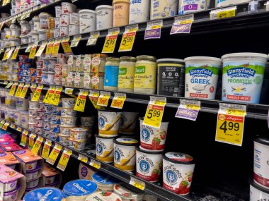 Woodinville, WA USA - Mayıs 2022: Haggen Kuzeybatı Taze Marketi 'nde çeşitli yoğurt satışı.