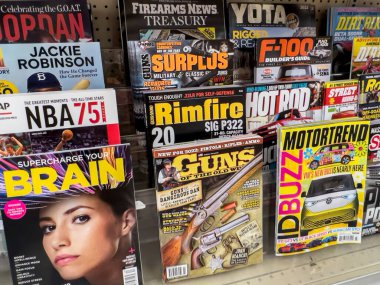 Seattle, WA USA - Mayıs 2022: Safeway 'deki bir markette satılık silah dergilerine bakış açısı.